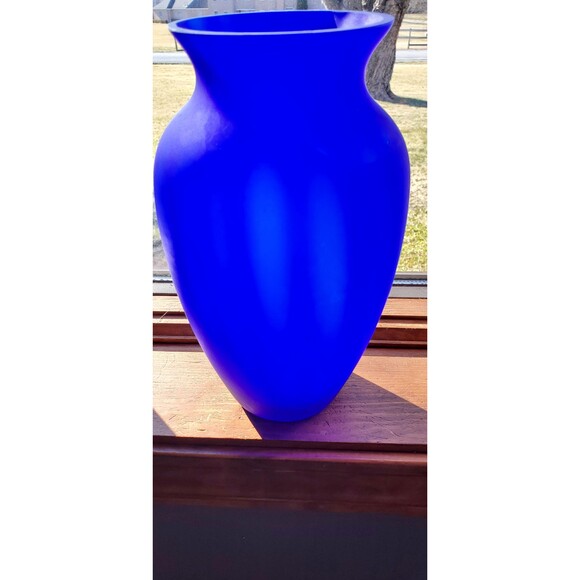Beautiful Blue Frosted Glass Vase, Shines in the Sunlight, 10.5" tall - Picture 8 of 10